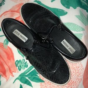 Black snake skin Steve Madden slip on size 7
